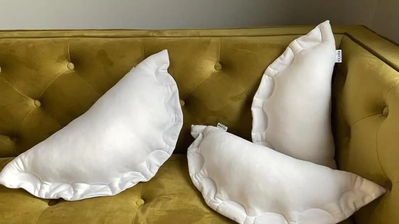 Bantal mirip kue pastel