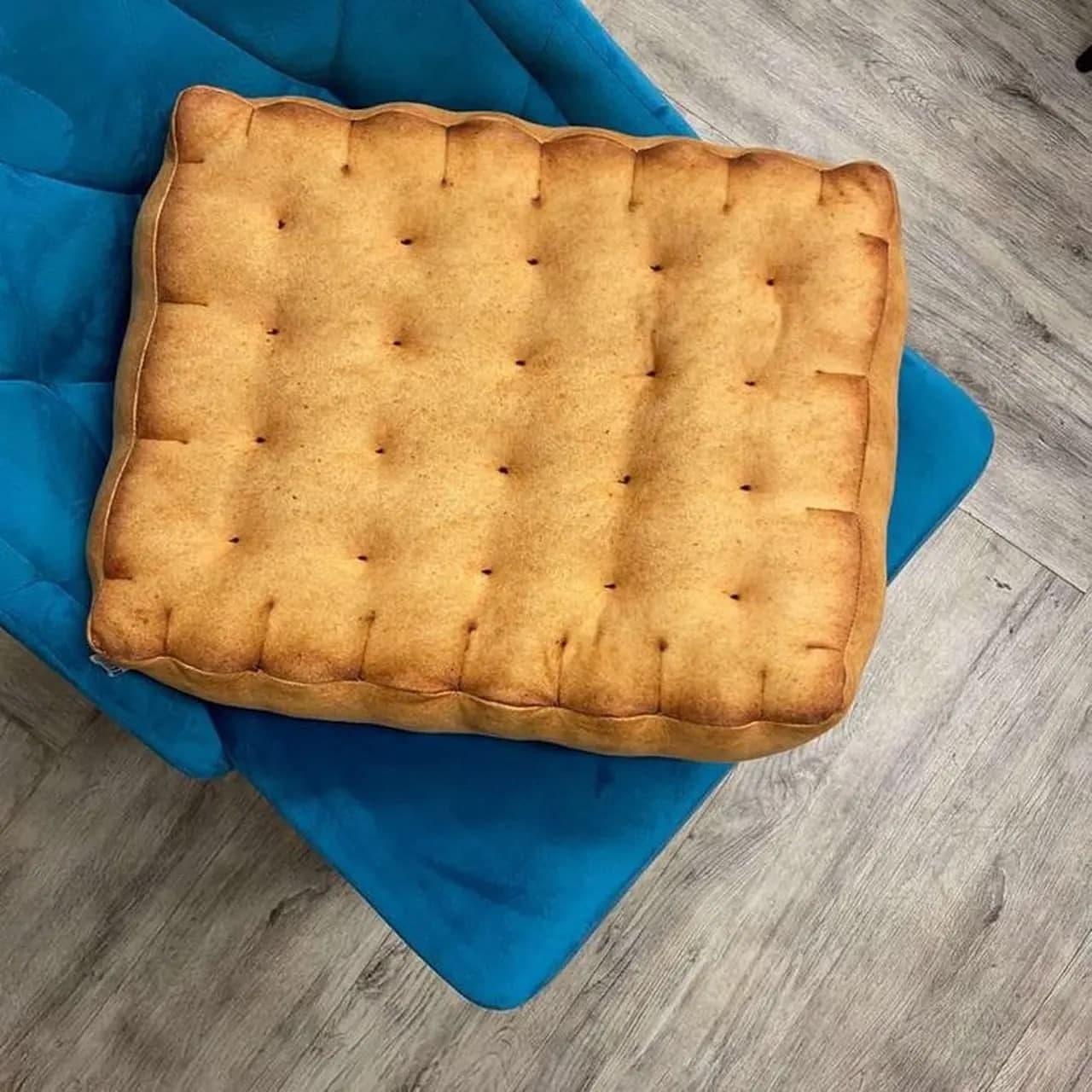 Bantal mirip biscuit