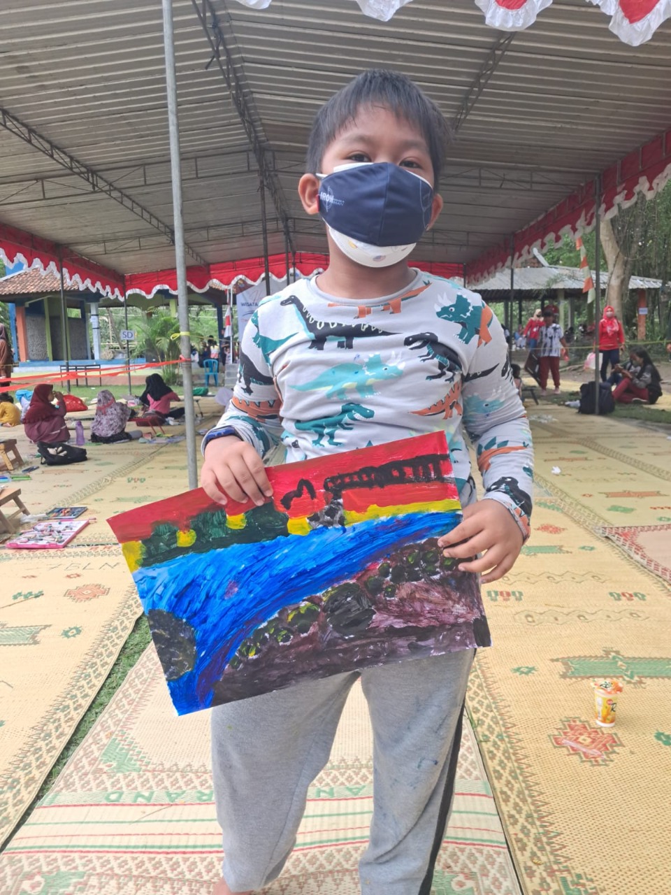 Toefl memamerkan hasil lukisannya di Wisata Kali Opak Tujuh Bulan (Foto. Istimewa)