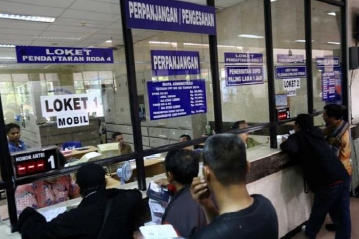 Ilustrasi Antrian Orang Membayar Pajak