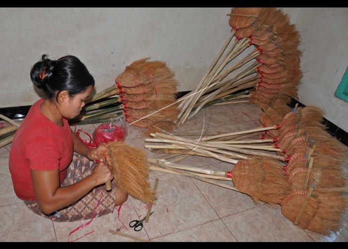 Sapu dari Sabut Kelapa