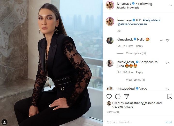 Luna Maya mengenakan baju senilai Rp50 juta