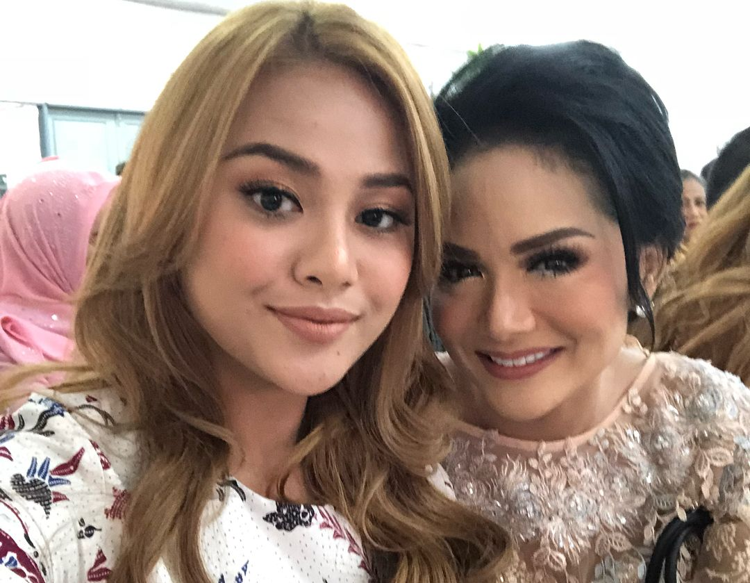 Foto Aurel dengan Krisdayanti 