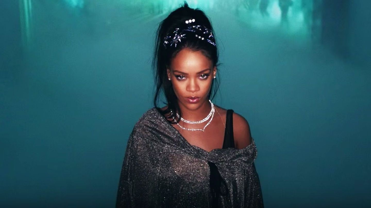 Rihanna dalam MV This Is What You Came For