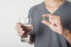 Ilustrasi Orang Meminum Vitamin