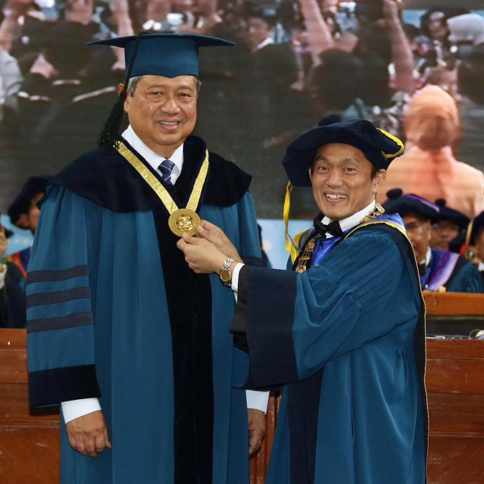 Honoris Causa dari ITB 