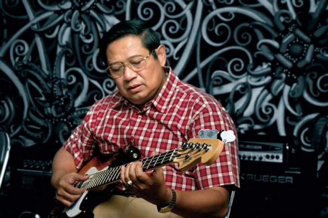 SBY bermain bass 