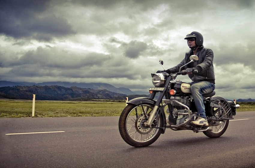 Ilustrasi Tips Berkendara Motor di Jalan 