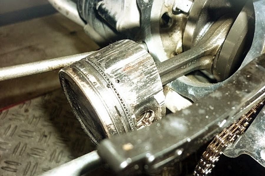 Ilustrasi Piston Motor Rusak Beret