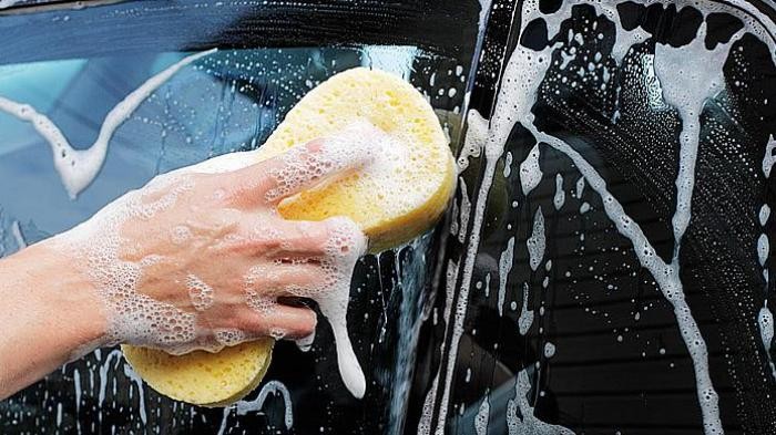 Ilustrasi Orang Mencuci Mobil