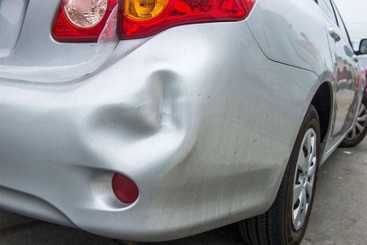 Ilustrasi Mobil Penyok Ringan di Bagian Bamper Belakang