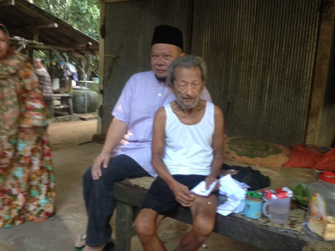 Sosok Ra Lilur berkaus putih
