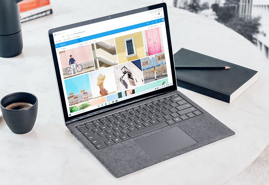 Ilustrasi Laptop Sedang Membuka Browser