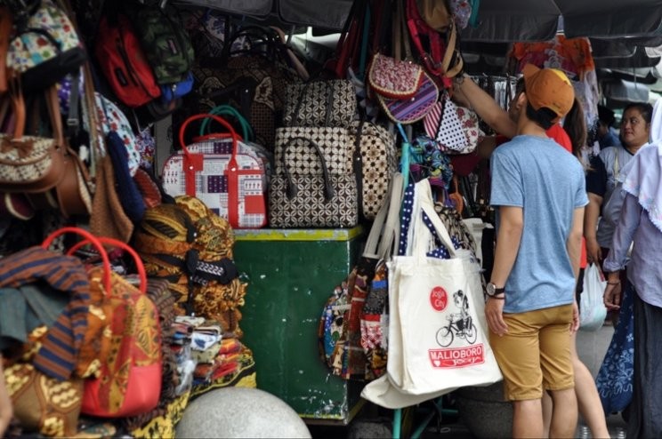 Ilustrasi Orang Belanja di Malioboro 