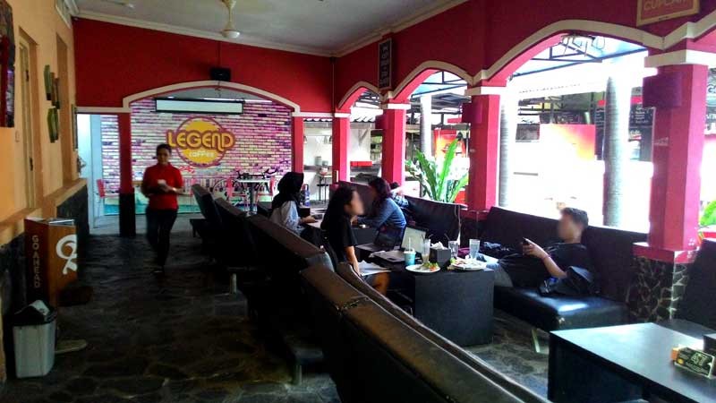 Ruangan nyaman di Legend Coffee