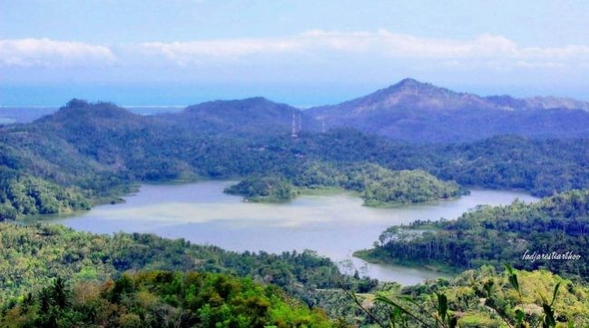 Ilustrasi Waduk Sermo Jogja dari Kejauahan