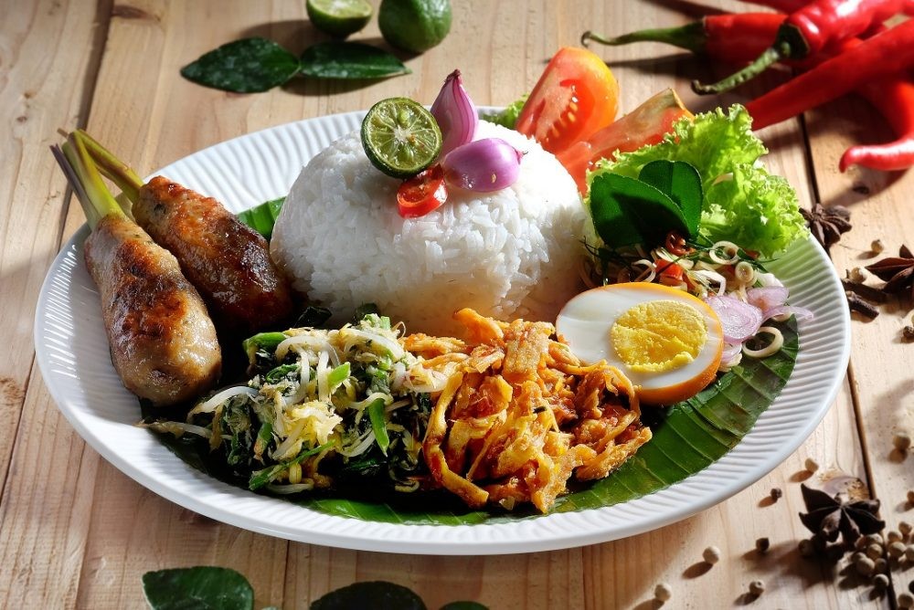 Lezatnya nasi campur Bali 